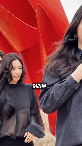 Jennie这雷霆衣服这是粉丝崇尚的大女主是吧