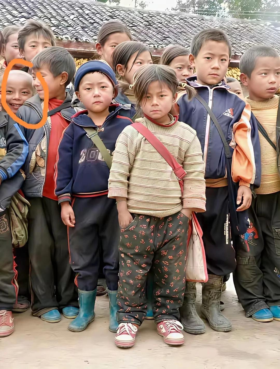 最纯真，最渴望，最艰苦，最蓬勃的一代这应该是70年代末的学生照片，那时脚上穿的