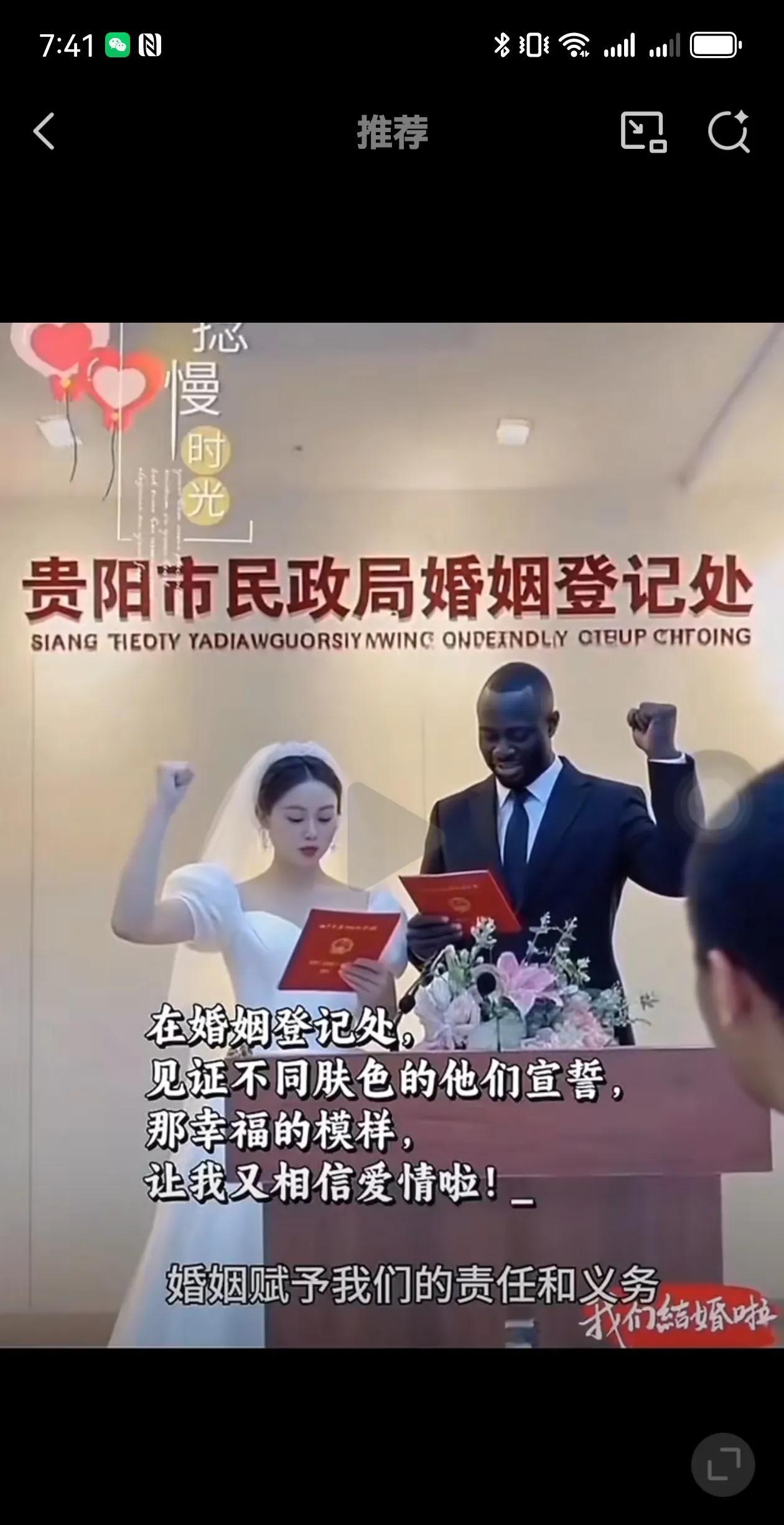 笑得真开心，一脸灿烂！