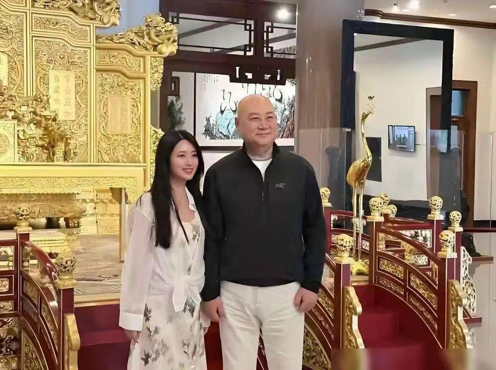 74岁迟重瑞现身时身旁跟着一位年轻女助理，照片一出直接引来一堆猜测，不少人胡乱揣