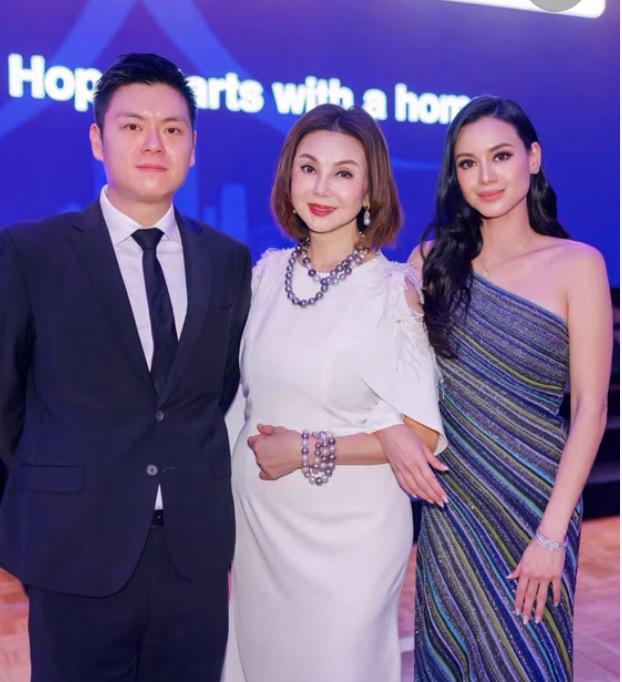 42岁林恬儿风波后首晒照，承认已和林正德离婚，和妈妈谢玲玲一起做慈善，老公被曝出