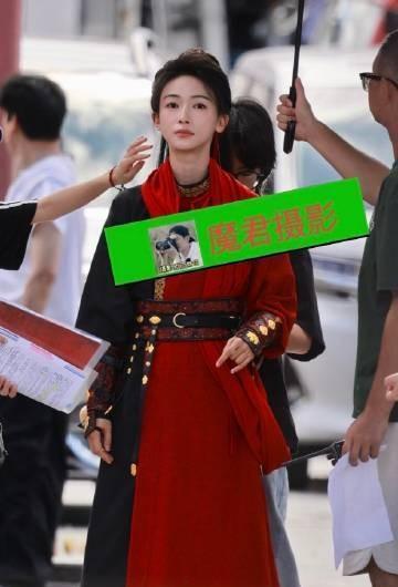 #吴谨言江山为聘首个造型#吴谨言《江山为聘》首个造型来了，红衣高马尾，姐状态太