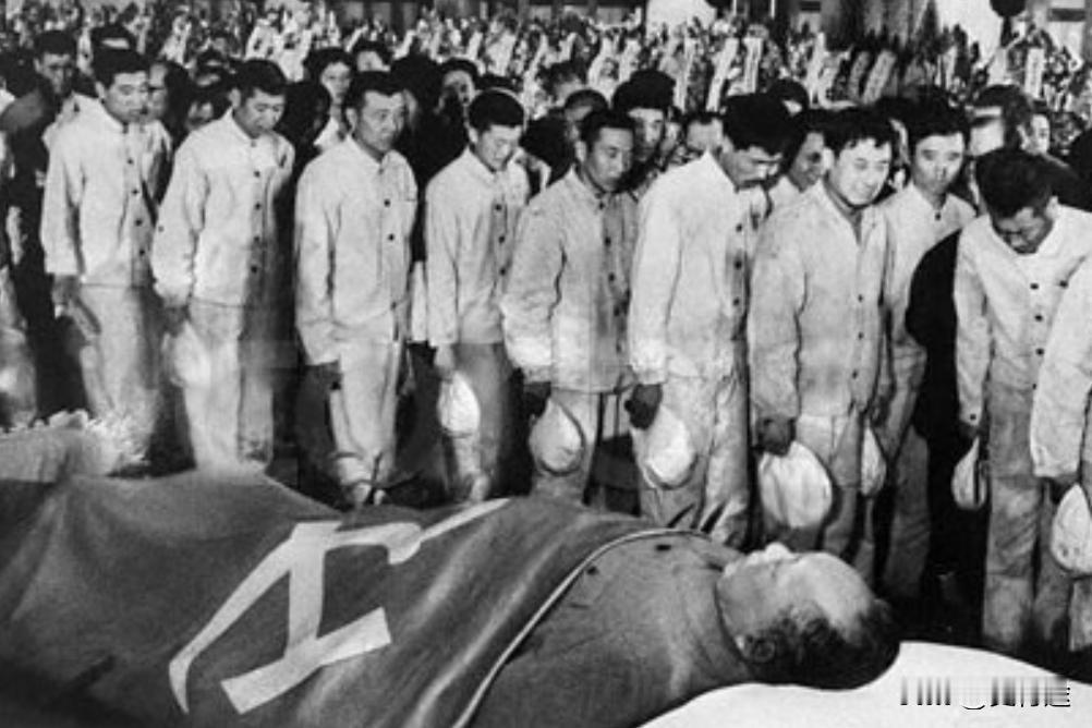 毛主席去世的当夜，警卫一中队的干部、战士们和毛主席身边的工作人员都没有睡，每个人