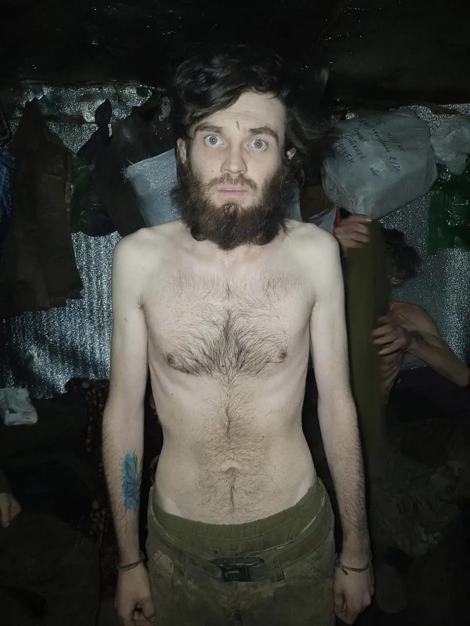 社交媒体上流出的乌军第14机械化旅第2机械化营的蹲坑士兵照片。这一看就是在战壕里