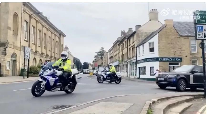 美国副总统万斯在英国休假，租住一个庄园，其庞大车队通过时实施交通管制。当地人被挨