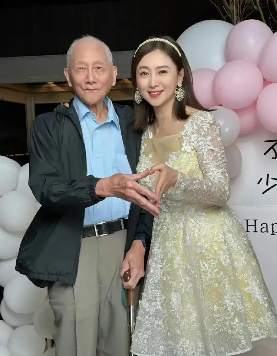 太令人惊讶了！你看这对父女是真显年轻啊！这是57岁公主范女神翁虹和她98岁的父亲