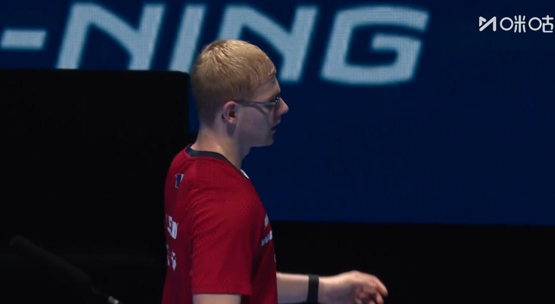 王楚钦终于打出气势来了，侯英超直接明牌，要不拧拉，要不劈长，前三局，勒布