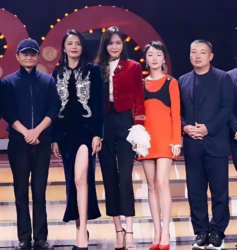 这张5人合照，我认出了玉腿修长的姚晨，略显清瘦的马云，大名鼎鼎的刘国梁，秀项延颈