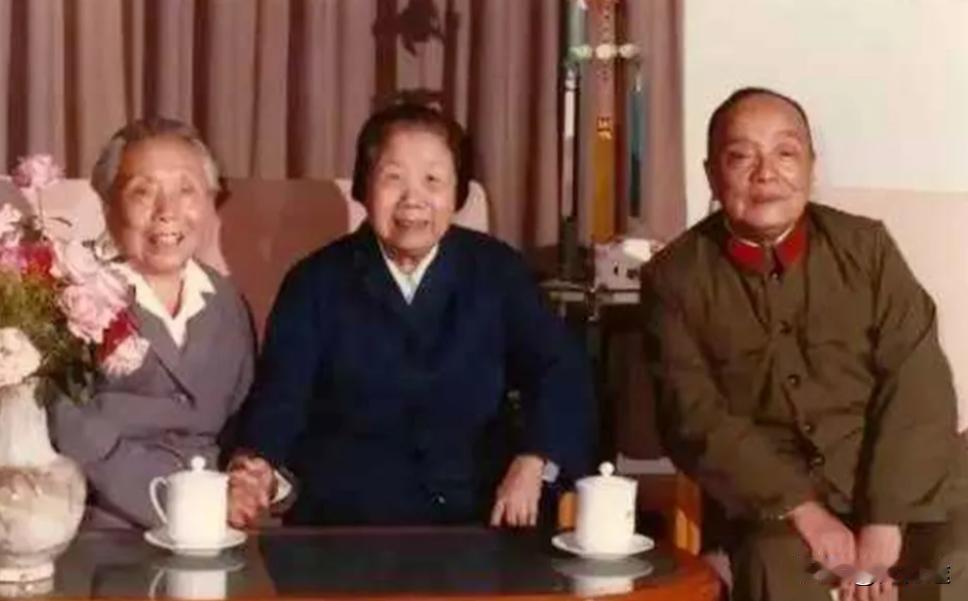 八十年代，时任军委副主席杨尚昆和夫人李伯钊看望邓颖超时拍下的合影，李伯钊和邓颖超