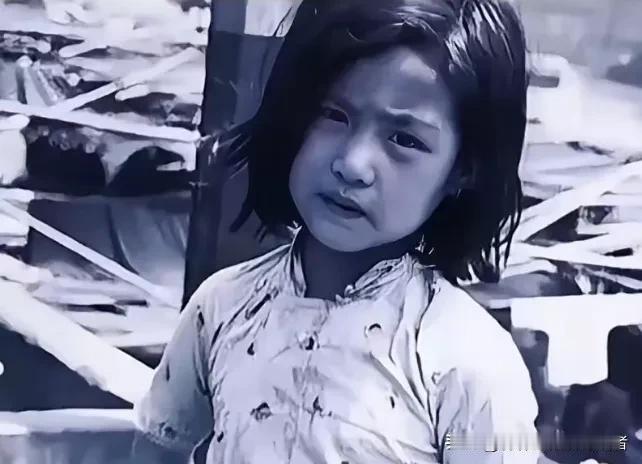 1937年，一个小姑娘落到了鬼子手里，鬼子急不可耐地就要霸王硬上弓，谁知，小姑娘