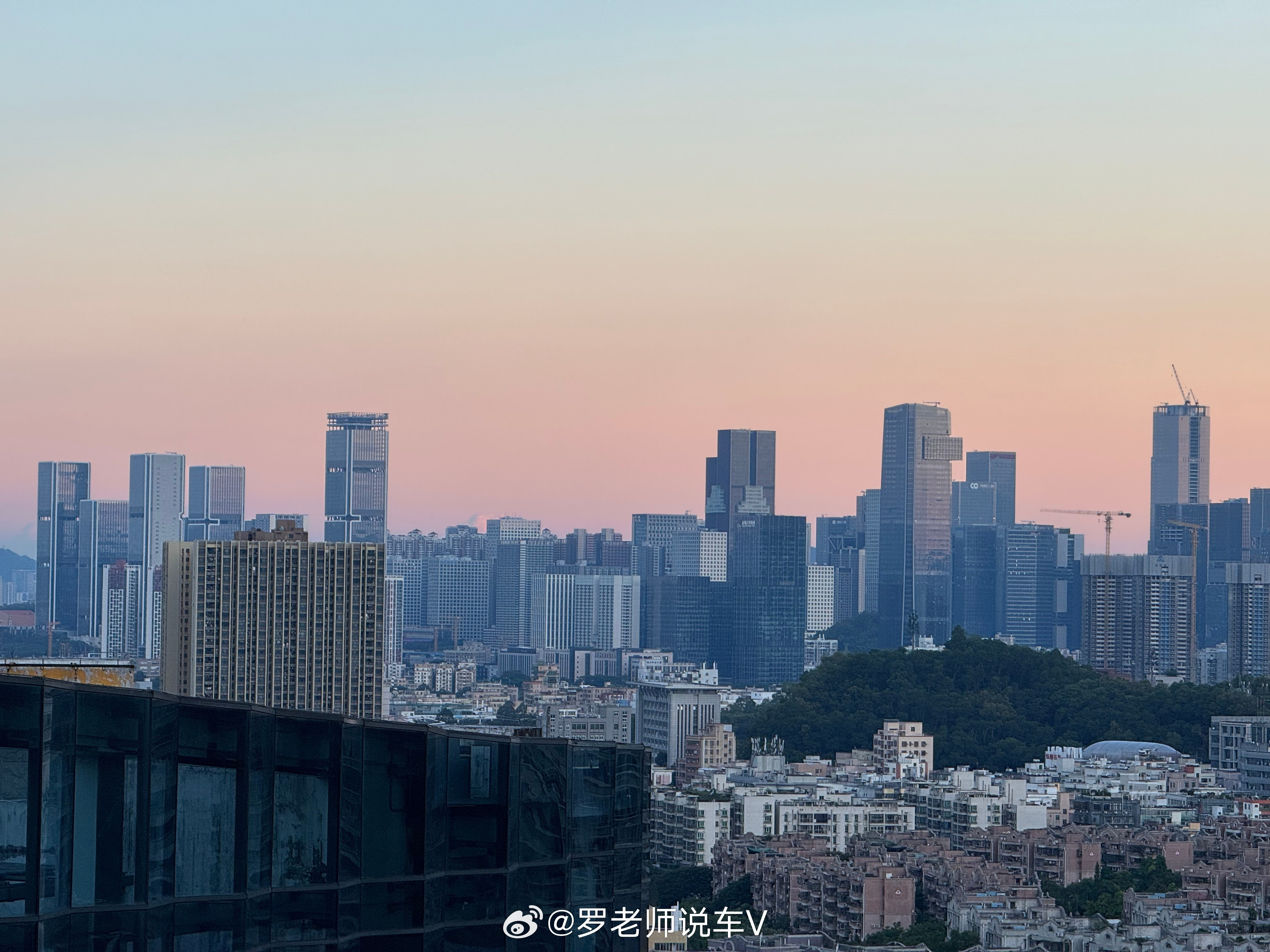 早上好，早起爬个楼锻炼一下，顺带看看城市的风景，就这景色还是对得起一线城市的名气