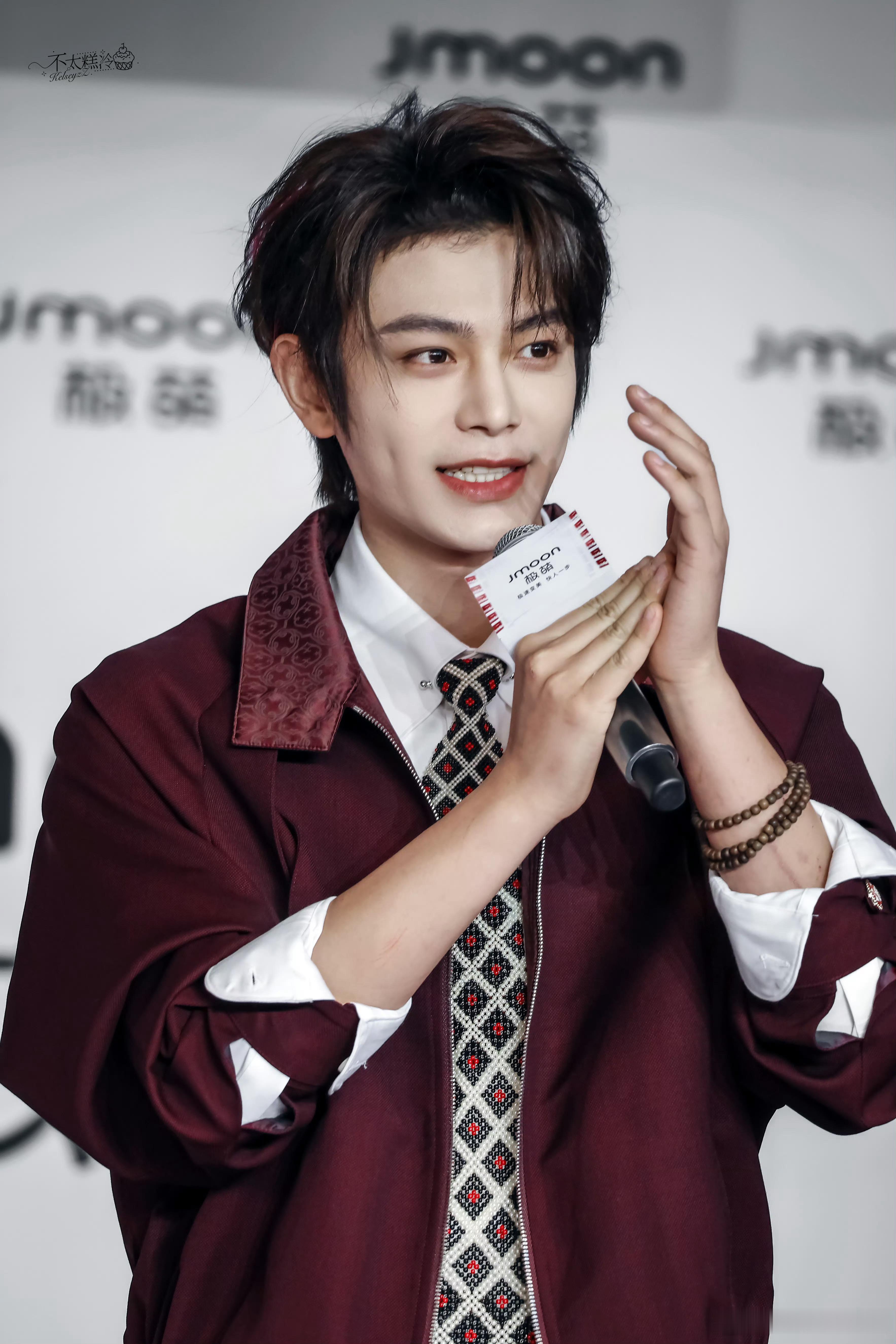 这个丁禹兮兮今天又美貌成啥样了！小酒窝儿好甜哪[吐舌头眯眼睛笑][吐舌头眯眼睛笑]（cr水印