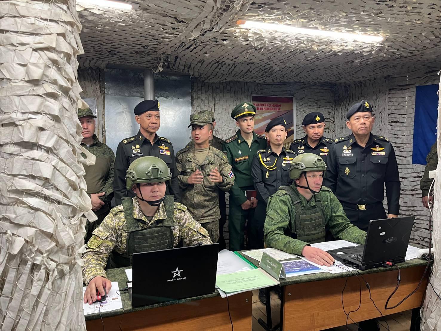 在俄罗斯考察炮兵作战和训练的泰国陆军代表团。​​​