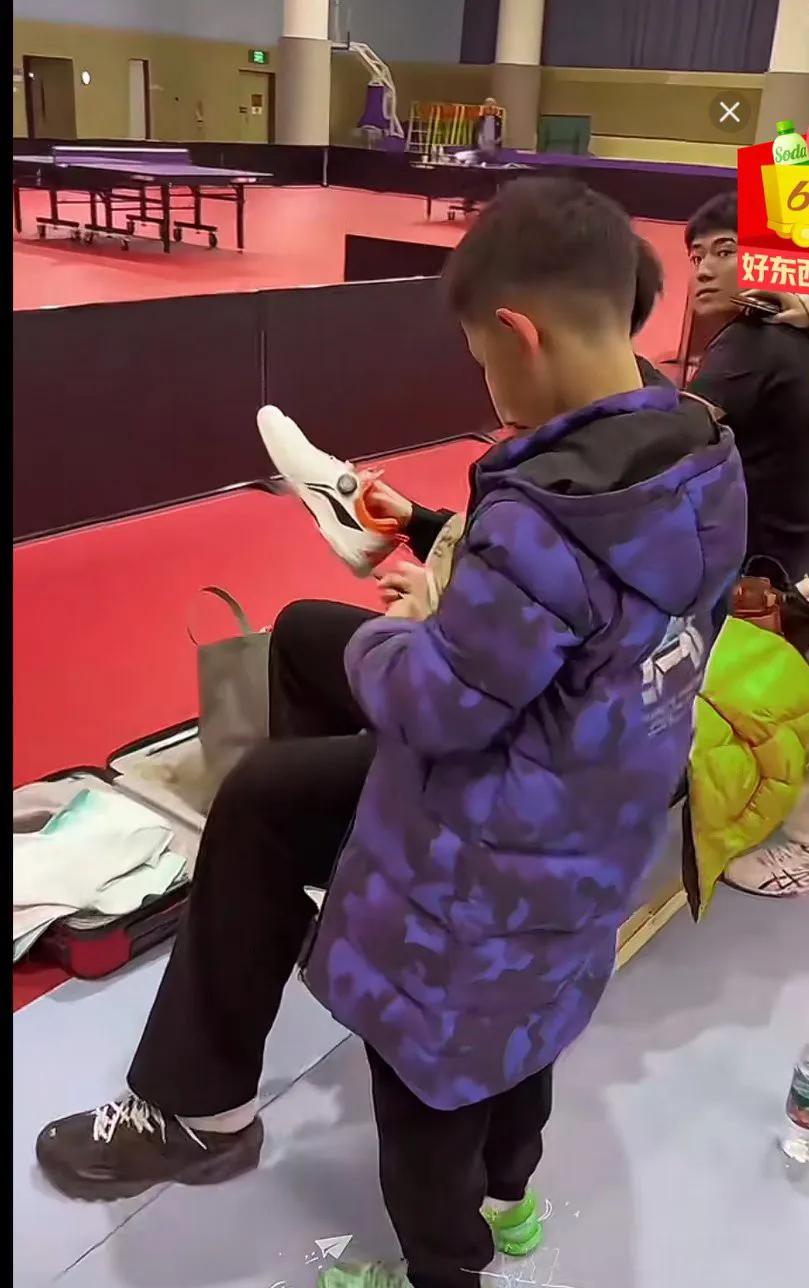 小孩非常想要签名，但又敬畏大头，不敢说话，王楚钦太有趣了换我儿子上，别说喊哥哥