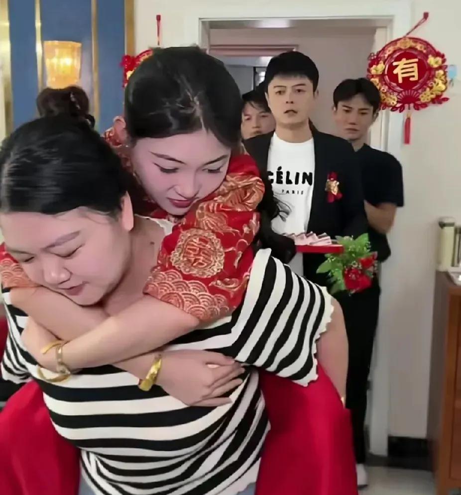 小姑子出嫁，父母和哥哥都不在了，嫂子的一个举动，令小姑子瞬间泪目！都说长嫂如母