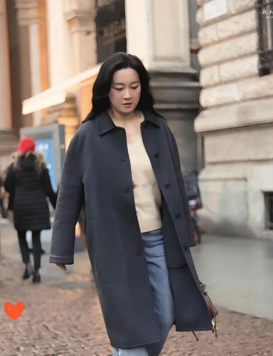 43岁贾玲国外街头被偶遇，她不是减肥反弹变胖了吗？怎么又变样了，有这毅力干啥都能成功这组照片一出来，