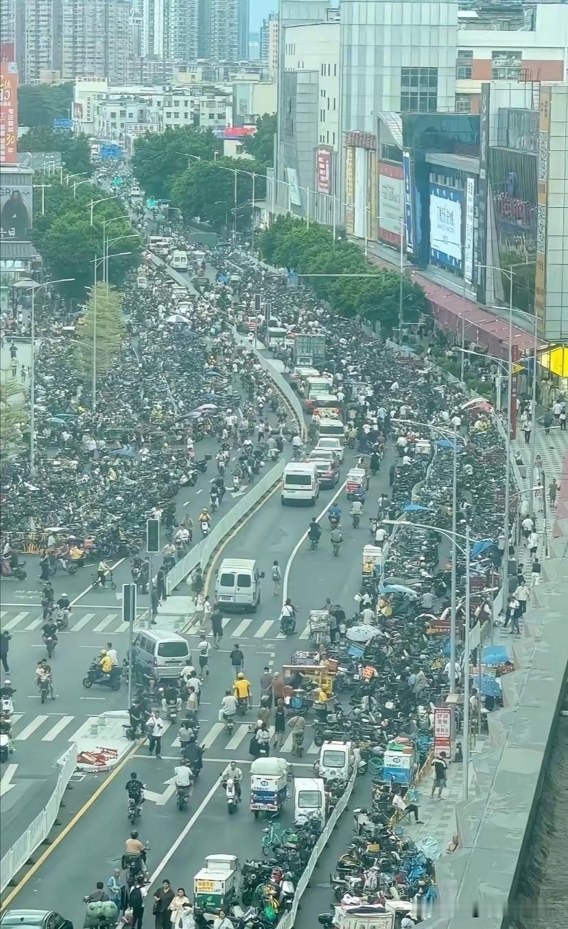 仔细看了一下，这里真的是广州！道路已经变成电动自行车的停车场，特别是地铁站、批