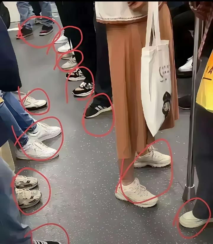 不知道大家发现没有，现在都是穿运动鞋为主，皮鞋反而感觉过时了，除了年龄大一点的穿