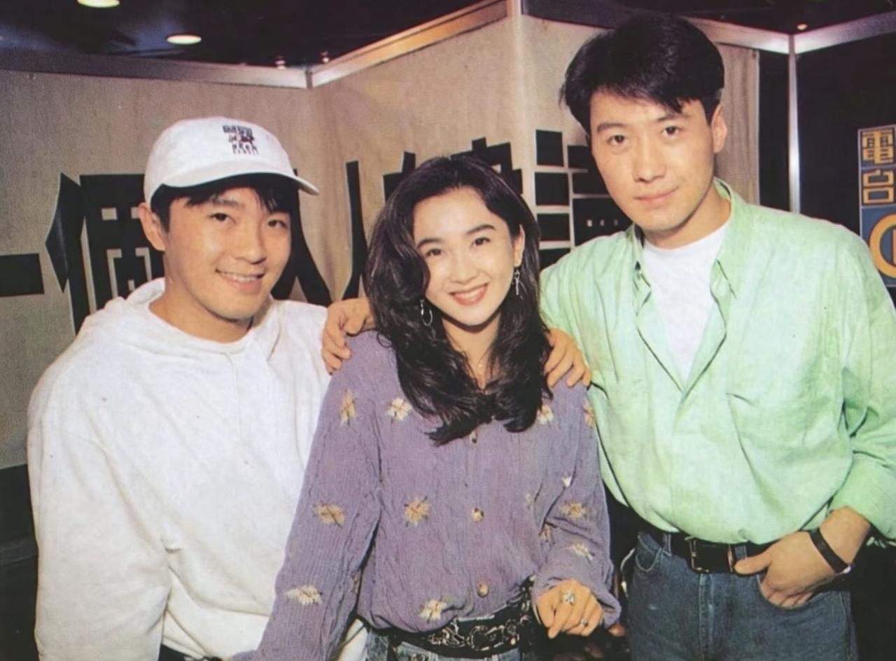 1992年，周星驰、黎明、温碧霞在公益活动上，三人罕见同框合影。周星驰、黎明
