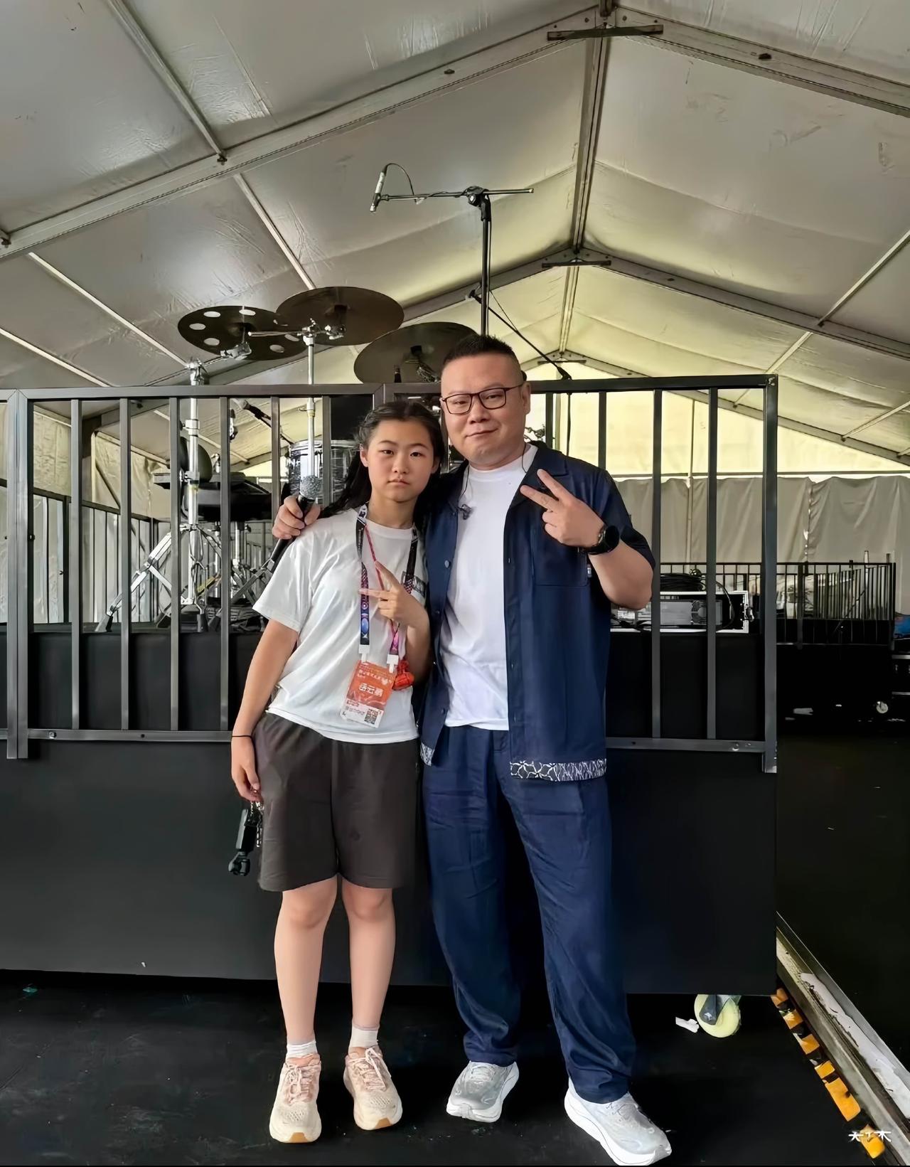 时间过得好快啊，一转眼岳家姑娘都长这么大了。岳云鹏带着13岁女儿岳麓一去看音