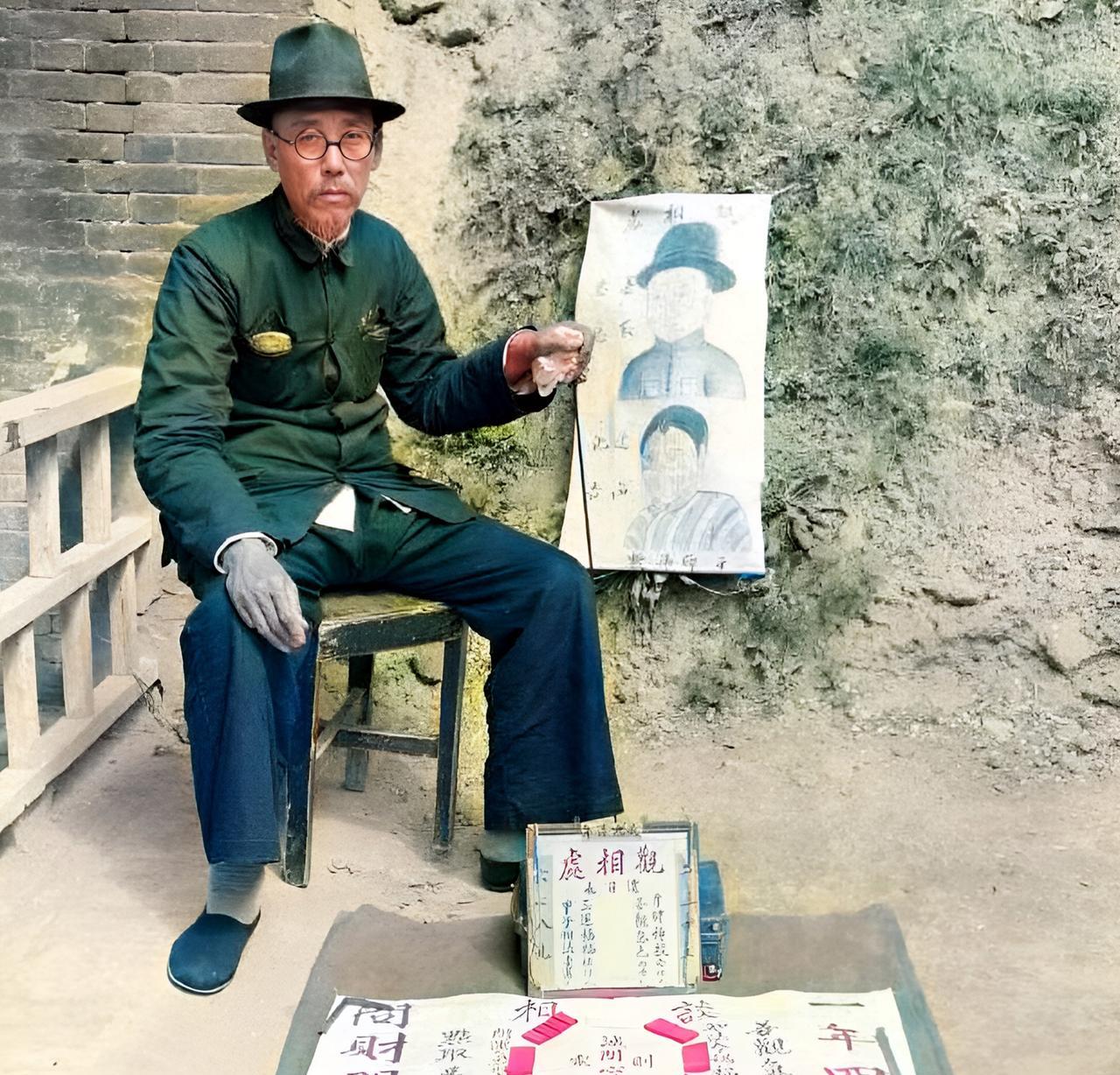 这是1947年一位相面先生在街上摆摊。为了让路人相信他的相面本领，他还摆出了两张