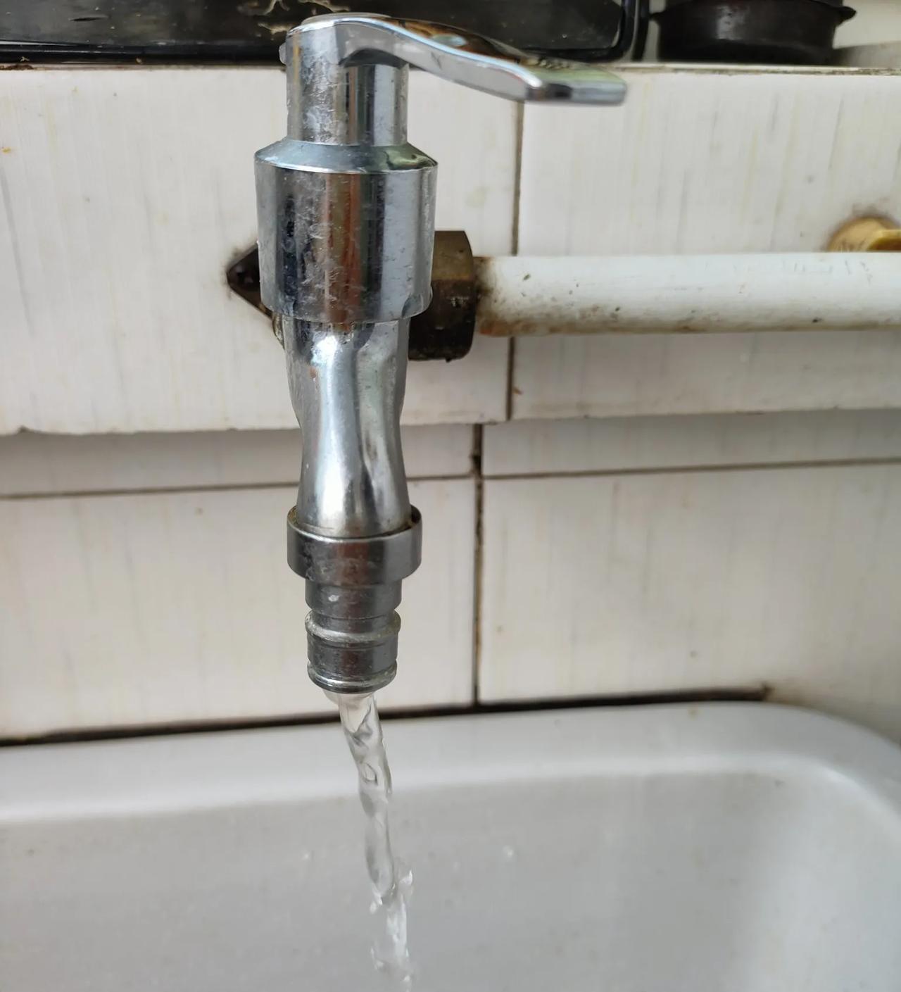 天气热出了新高度！水管里的水放出来就能洗澡了。36、37°的高温已是平常，有的