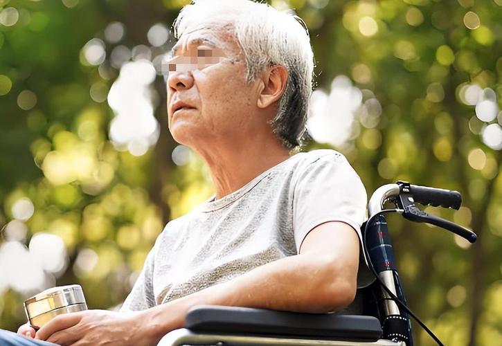 58岁女子确诊老年痴呆，医生科普：或与你这5个习惯相关58岁女子拿着诊断书哭红