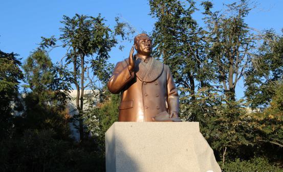 1991年10月10日上午，金日成拜谒了周恩来故居，因准备的花圈不够大，为周恩来