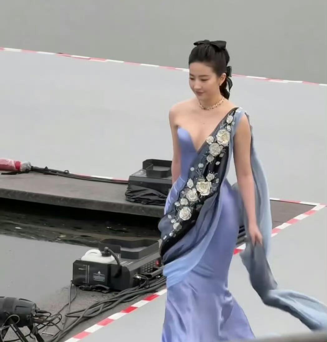 不是，她穿的这套衣服真的好看？​​​