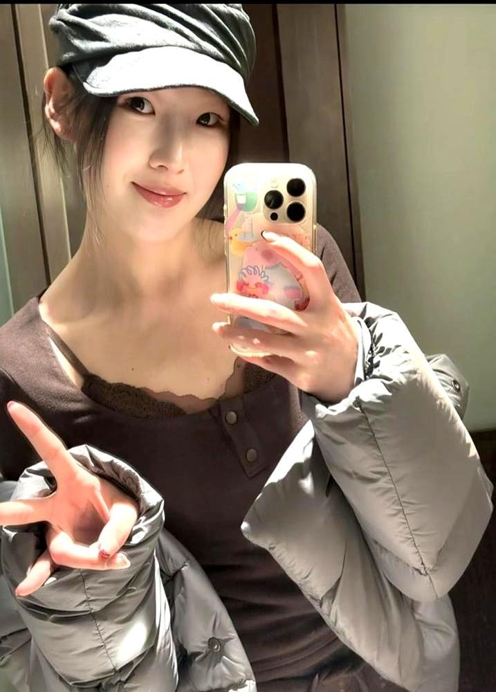 不是在他巅峰时喝彩，而是在他被“退货”时，甩出一张伤口的照片。李炎哲被国家男