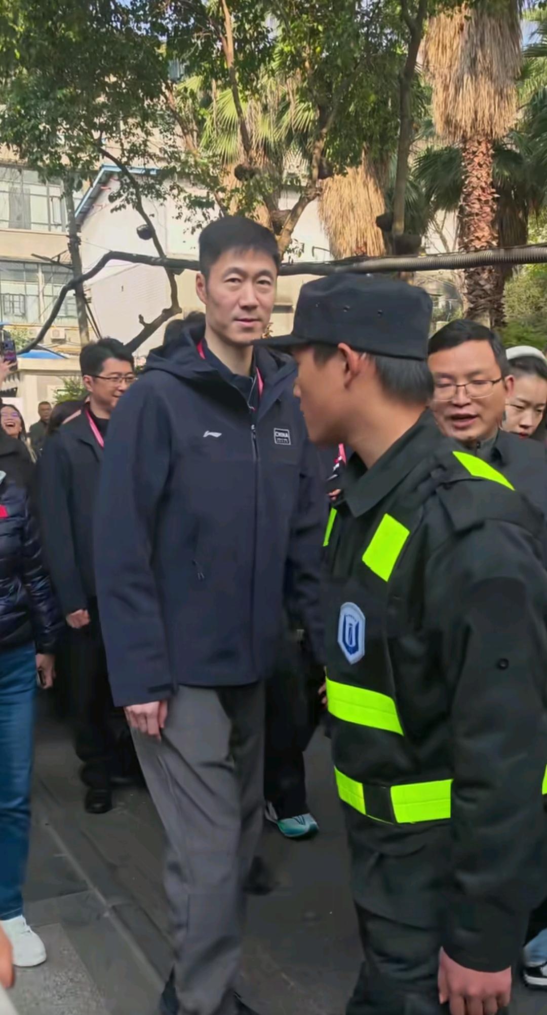 12月2日，王励勤现身四川成都体育馆，场馆门口挤满了人群，大家都想看看王励勤。
