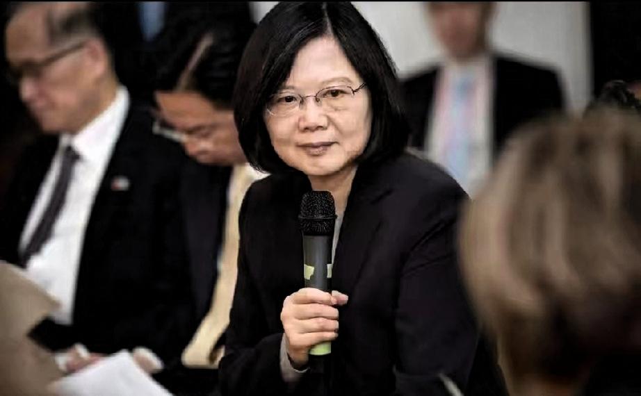 蔡英文突然发文！12月31日，台湾地区前领导人蔡英文在脸书发文称：“在所谓