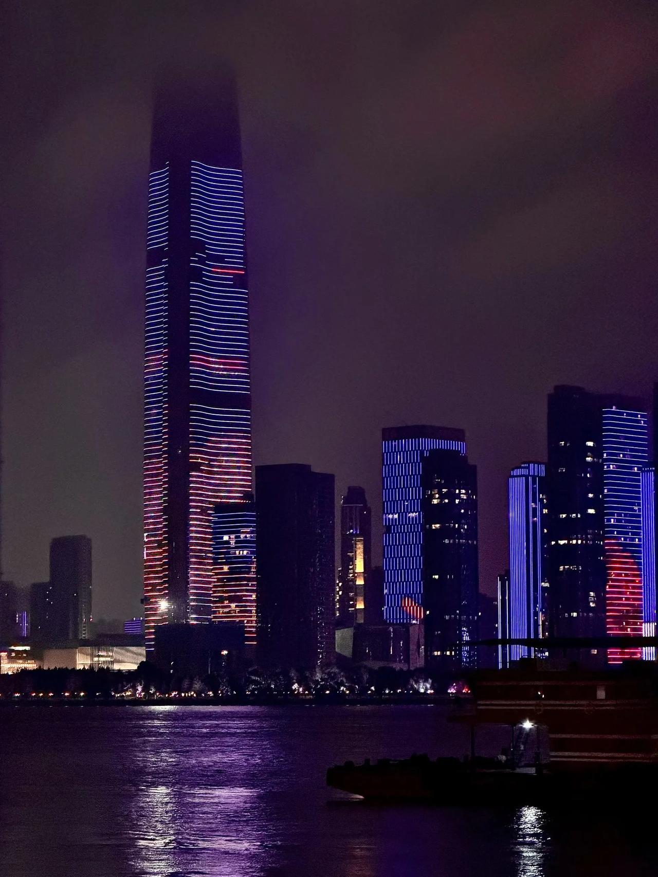 晒图笔记大赛在武汉的日夜流转里，看江滩霓虹漫过摩天楼的轮廓，听长江大桥下江风穿过