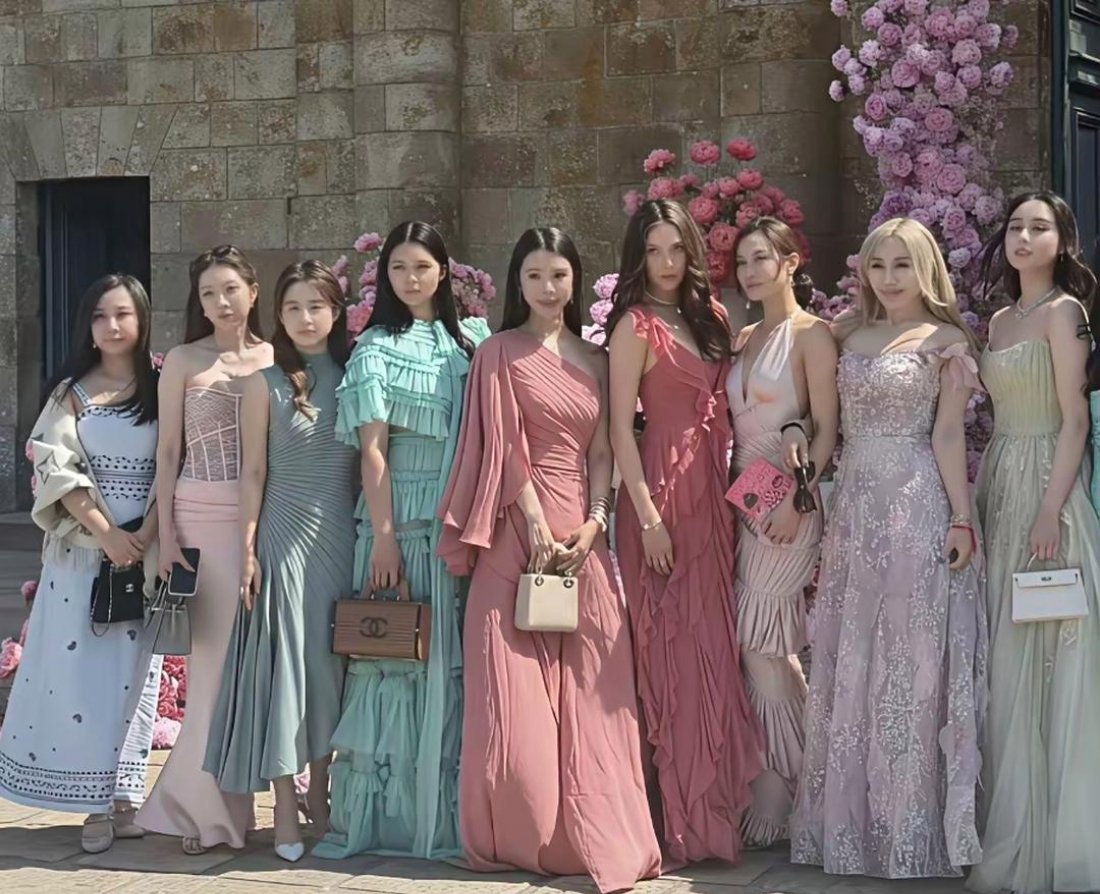 奚梦瑶和何猷君举行婚礼，八位伴娘个个来头显赫，全是豪门千金与圈内名媛，看来她彻底