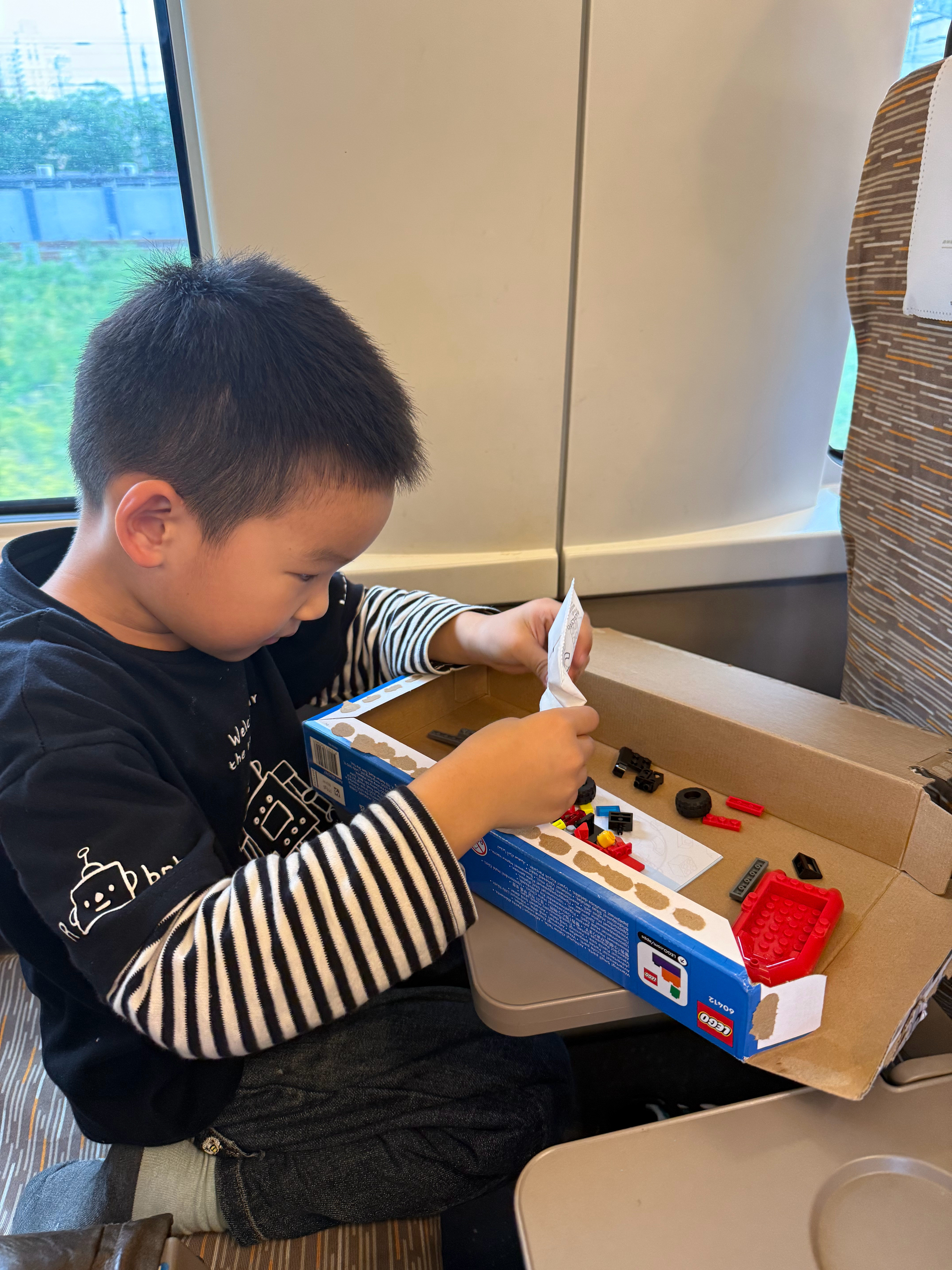 好消息：火箭拼乐高，我乐得清静坏消息：这次买的乐高太简单了，一个小时就拼好了接下