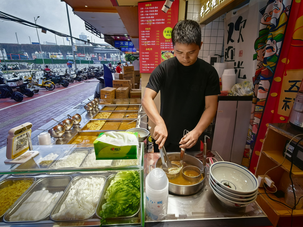 现在开店都卷到纸巾上了？！最近去广州店里吃饭，发现好多餐厅居然把原本用的没包装的