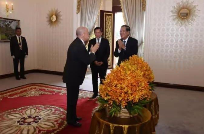 铁哥们也要把话讲明白。这次柬埔寨前首相洪森到访中国，在所有会见场合他都一再强调柬