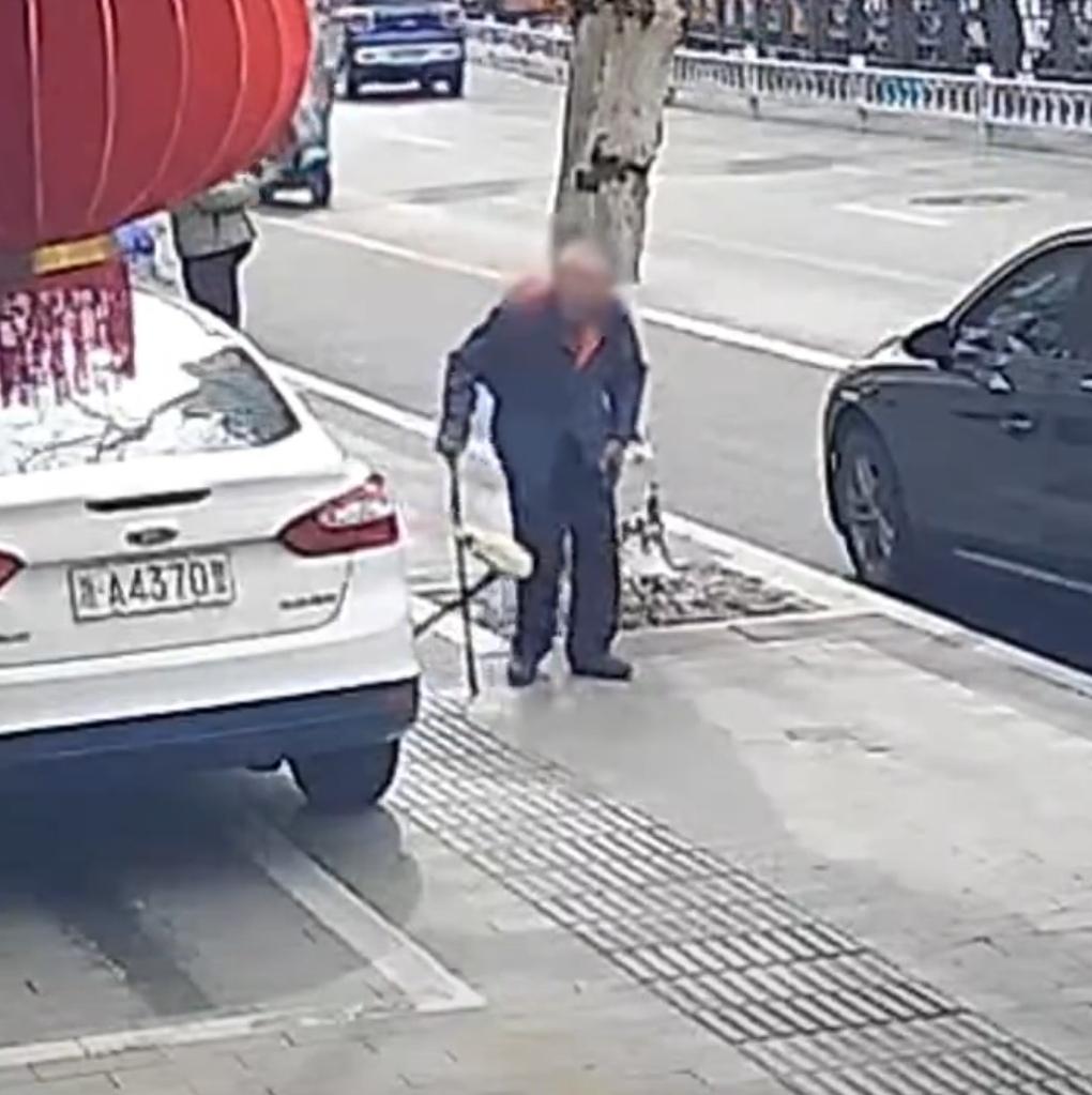 3月6日，浙江杭州上城公安站前派出所，76岁的李大爷背着旧背包、拎着折叠小板凳，