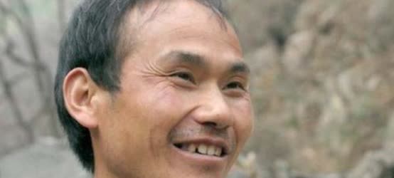 2012年，一名41岁陕西男子被撞身亡，警方在他破旧的衣服里，发现了一张被血浸染
