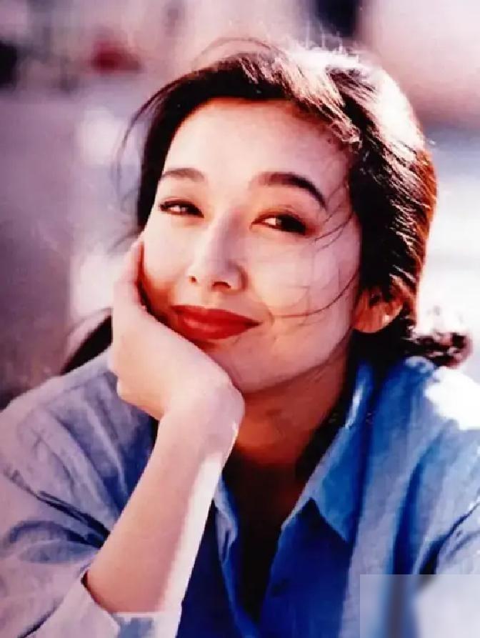王志文飞了12个小时，落地美国，走进产房。他没看江珊，先看婴儿床，据说第一反应不