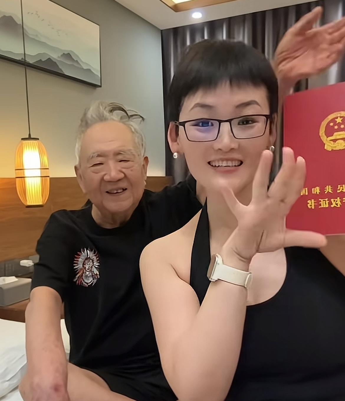 80岁知名书法家张伯金为小38岁妻子三喜购买“豪宅”。才花了30多万，平方高达