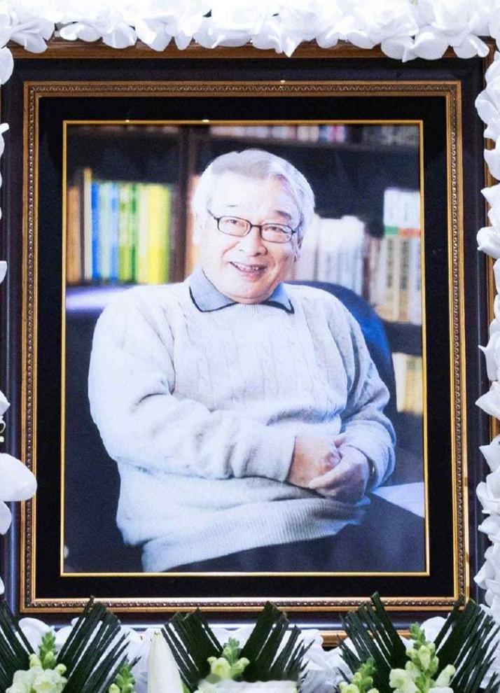 据韩媒，李顺载遗照公开，葬礼将于27日上午6点20分举行。李昇基现身悼念，罗文姬