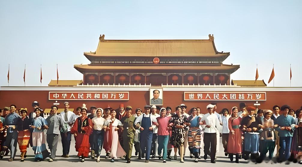 我还是格局小了生活在北京有个感受，风吹过的空气里都有政治的味道。这里不仅仅是中国