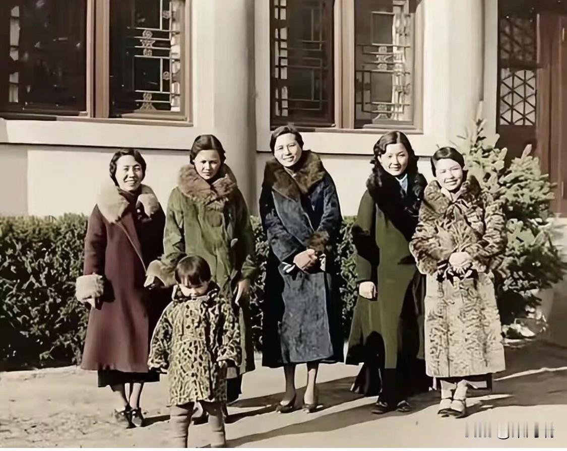 这张1932年拍摄于北平燕京大学南阁（女部办公楼）前的合影，记录了当时知识女性圈