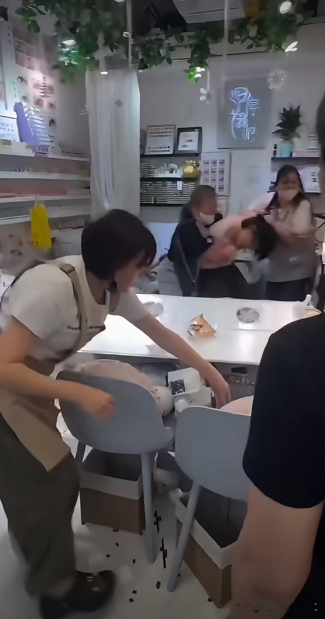 香港旺角发生打斗案，3名女子被捕。警方于昨日（11日）下午约6时半接获报案，