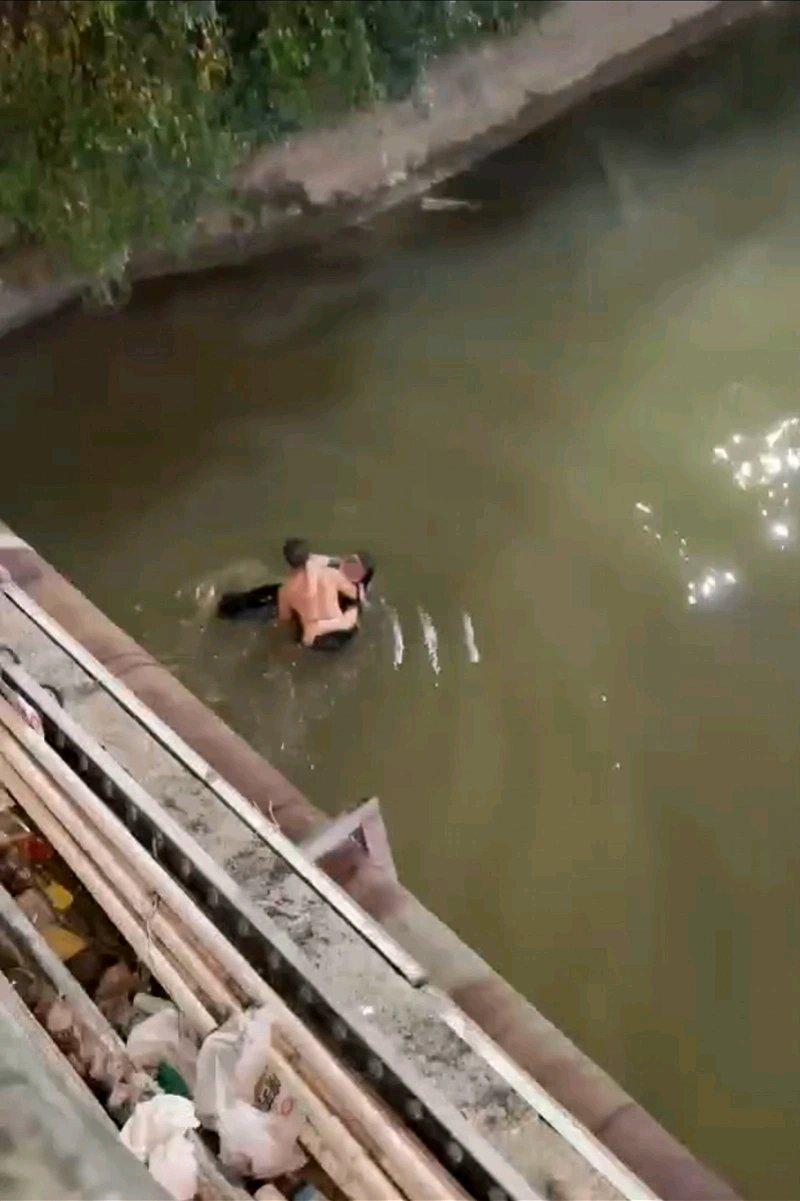 刷到这个新闻的时候，手里刚拎着从菜市场买回来的半条鱼，瞬间就被戳中了。开着小食