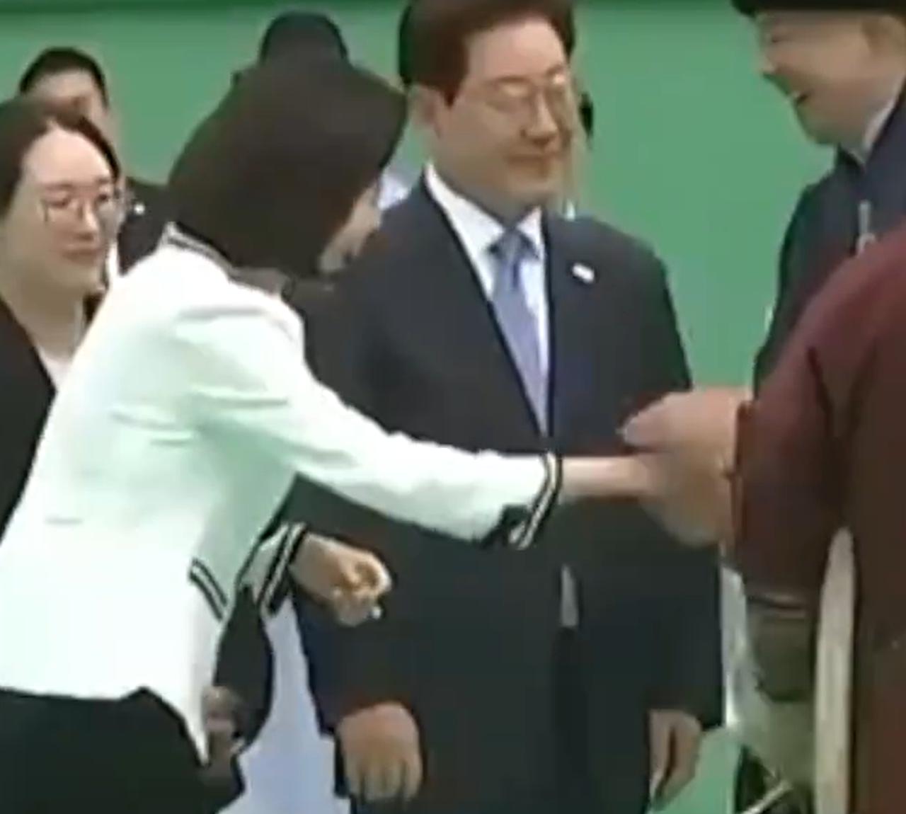 蒙古总统太不礼貌了，跟李在明夫人握手，表示一下礼节就可以，非要硬拽一把。拽过