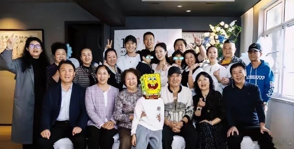 黄晓明家宴，Baby送金手镯太暖心，8岁小海绵大长腿抢镜，叶珂不在场，杨颖赢麻了