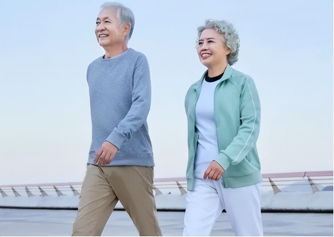 年纪大了要少散步？医生告诫：到了60岁以后，散步时这3事要避开散步本该是