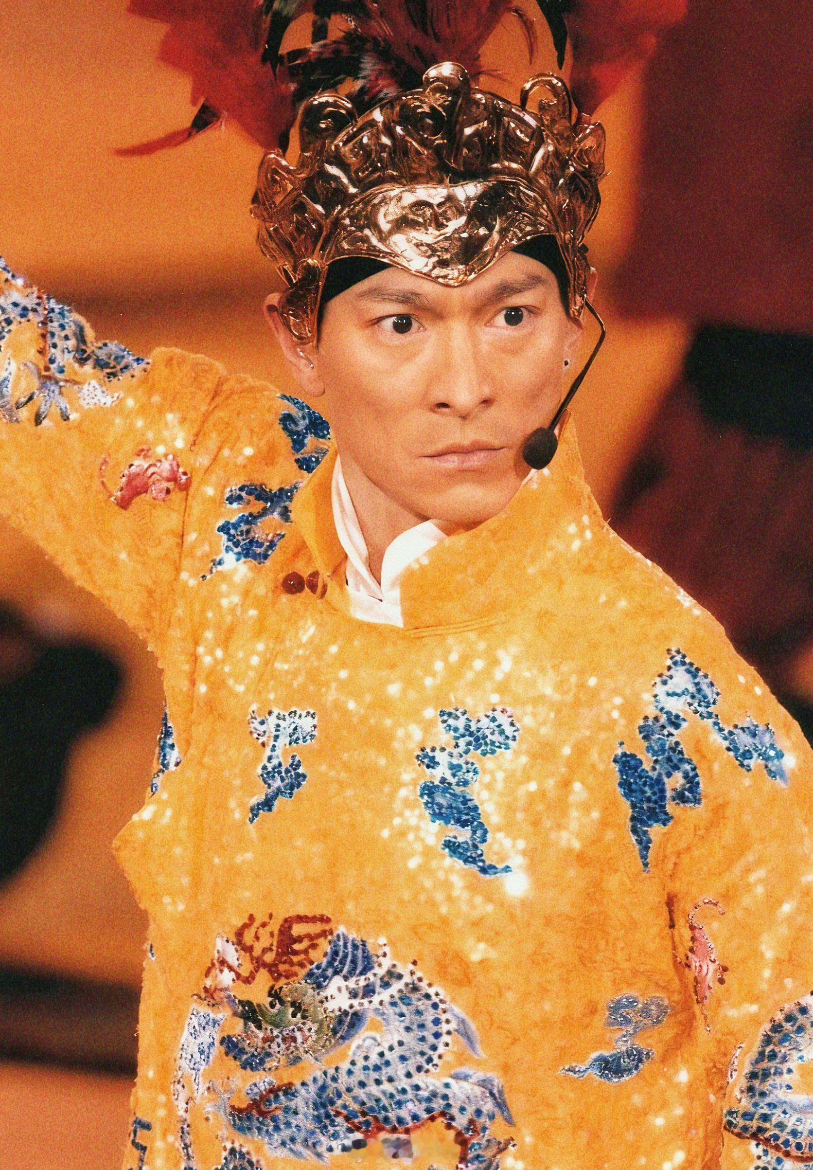 刘德华独家扫描金冠龙袍🐉，目光如炬，霸气闪耀✨——2004年，刘德华Visi